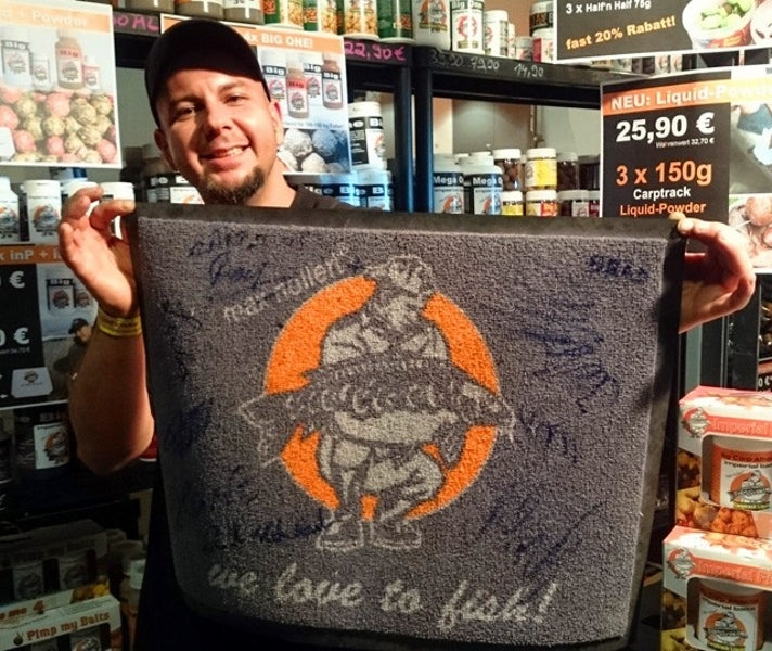 Laden Sie das Bild in Galerie -Viewer, Imperial Fishing Tappetino Con Logo