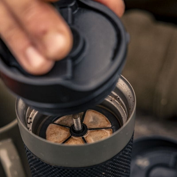 Laden Sie das Bild in Galerie -Viewer, Trakker Armolife Thermal Coffee Press Mug