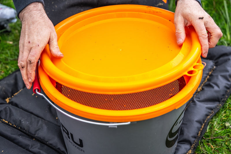 Carica immagine in Galleria Viewer, Guru Bucket 18 ltr Grey - Secchio per Pastura