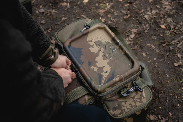 Laden Sie das Bild in Galerie -Viewer, Nash Subterfuge Carryall Medium 50L - Borsa da Carpfishing