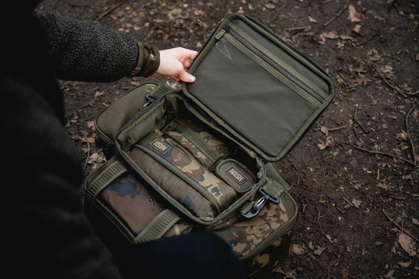 Laden Sie das Bild in Galerie -Viewer, Nash Subterfuge Carryall Medium 50L - Borsa da Carpfishing