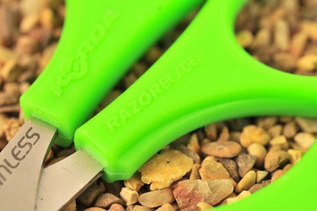 Load image into Gallery viewer, Korda Razor Blades Scissors

