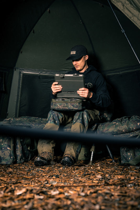 Trakker NXC Camo Rig-R Box - Stazione Montaggio Terminali con Vassoio Magnetico EVA