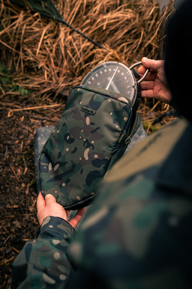 Carica immagine in Galleria Viewer, Trakker NXC Camo Scales Pouch - Custodia Imbottita per Bilance da Pesca
