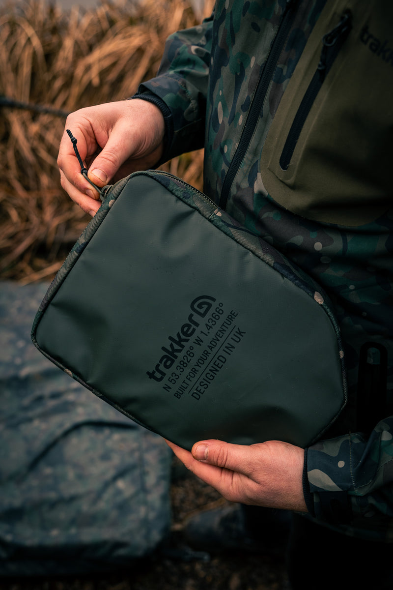 Carica immagine in Galleria Viewer, Trakker NXC Camo Scales Pouch - Custodia Imbottita per Bilance da Pesca
