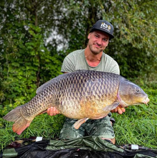 Load image into Gallery viewer, Ib T-Shirt "Diagnosis Carpfisher"
