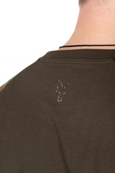 Laden Sie das Bild in Galerie -Viewer, Fox Khaki/Camo Outline T-Shirt
