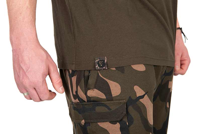 Laden Sie das Bild in Galerie -Viewer, Fox Khaki/Camo Outline T-Shirt
