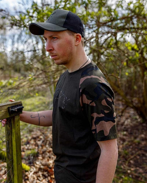 Laden Sie das Bild in Galerie -Viewer, Fox Khaki/Camo Outline T-Shirt
