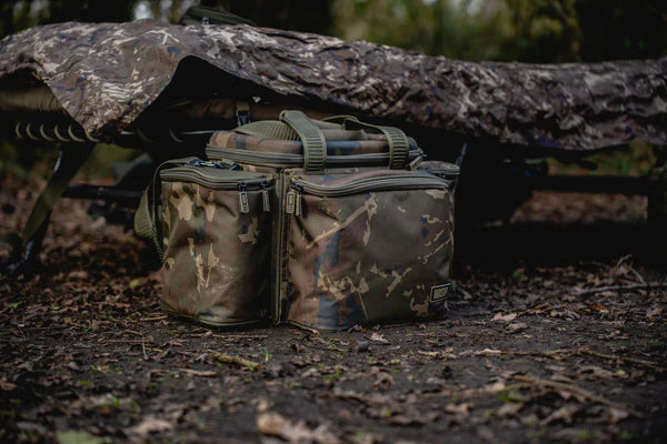Laden Sie das Bild in Galerie -Viewer, Nash Subterfuge Carryall Medium 50L - Borsa da Carpfishing
