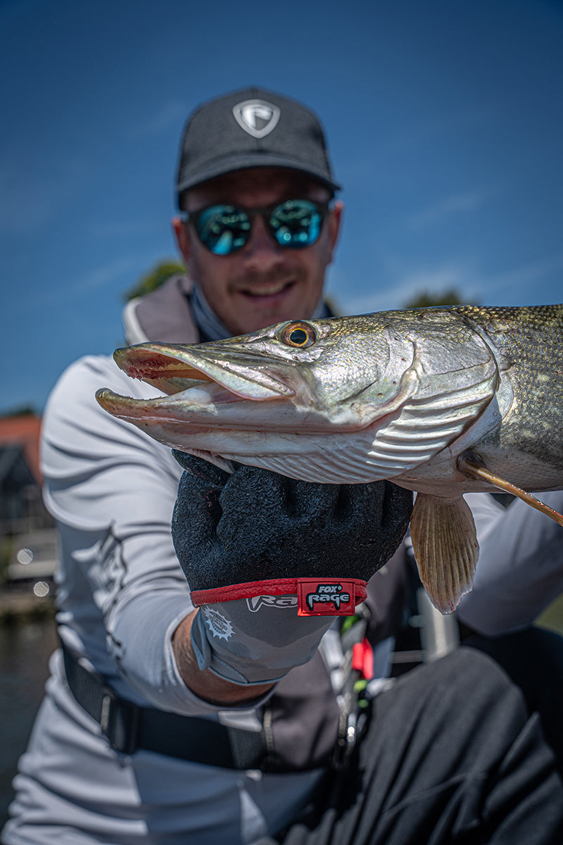 Carica immagine in Galleria Viewer, Fox Rage Landing Glove - Guanto da Pesca per Predatori
