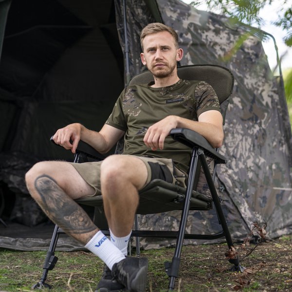 Laden Sie das Bild in Galerie -Viewer, Kevin Nash Bank Life Reclining Chair Camo
