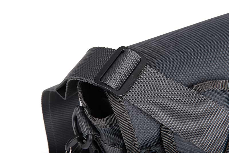 Laden Sie das Bild in Galerie -Viewer, Fox Rage Messenger Bag - Borsa a Tracolla per Pesca ai Predatori
