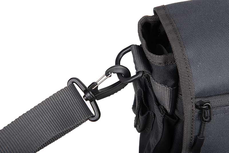 Laden Sie das Bild in Galerie -Viewer, Fox Rage Messenger Bag - Borsa a Tracolla per Pesca ai Predatori
